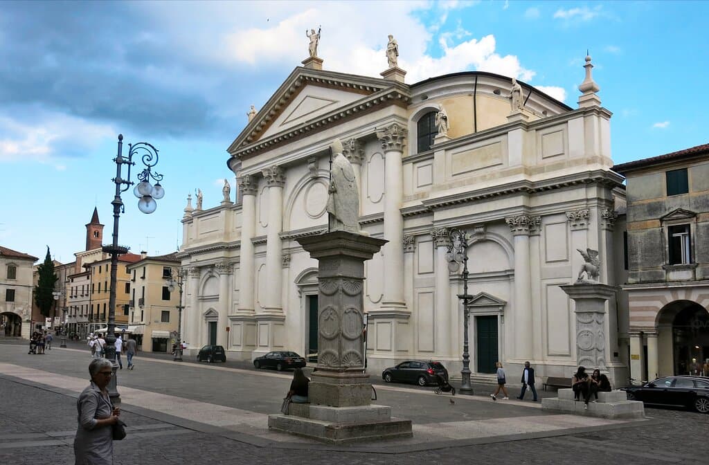 It was built in 1308, but in the XVIII century it was remodeled under the direction of Giovanni Miazzi in the Baroque style. In front of him is a statue of San Bassiano, the patron saint of the city.