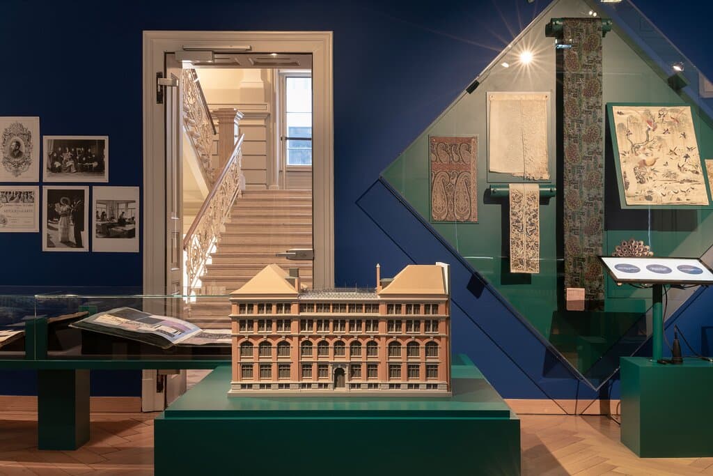 Guter Stoff – was ist das? Diese Frage verpackt das Textilmuseum St. Gallen in drei sinnliche Thesen: Guter Stoff hilft in allen Lebenslagen, fördert die Kreativität und verkauft sich weltweit. Die permanente Ausstellung lädt anhand von anziehenden Objekten – vom glamourösen Bühnenkleid über das informative Musterbuch bis zum praktischen Kletterseil – zur Erkundungstour.