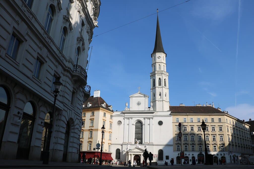 Michaelerkirche Wien, Westfassade, Michaelerplatz, (c) Robert Passini