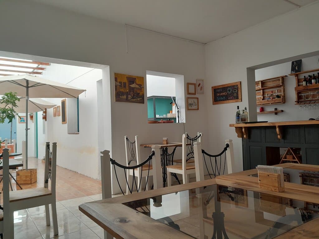 Vista de nuestro salón con la barra y mesas restauradas por nosotros . Amamos la madera ! ! Y nos gusta darle una nueva vida a lo qu2 para muchos ya no serviría.