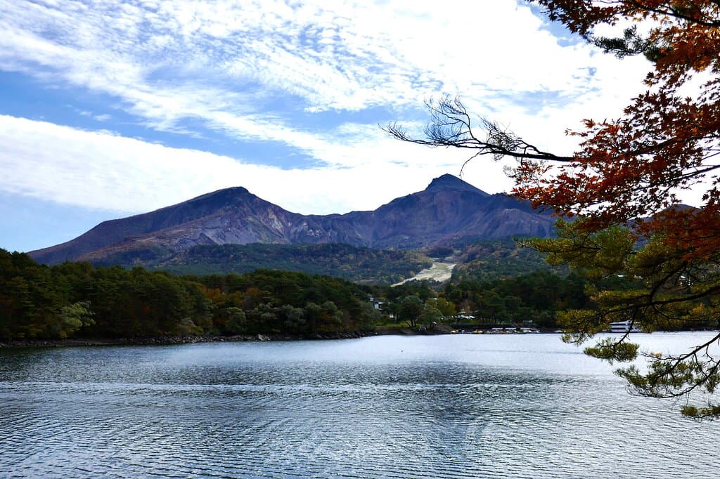 桧原湖の向こうに磐梯山を望む。