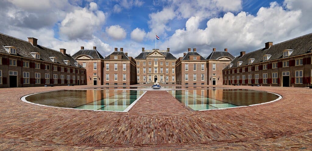 Bassecour (voorplein) van Paleis Het Loo.