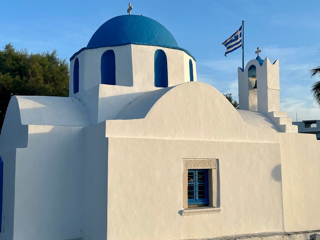 The church of Agios Nikolas (St Nicholas) is opposite the main port in Parikia and is very close to the popular tourist site, the Ekatontapiliani.