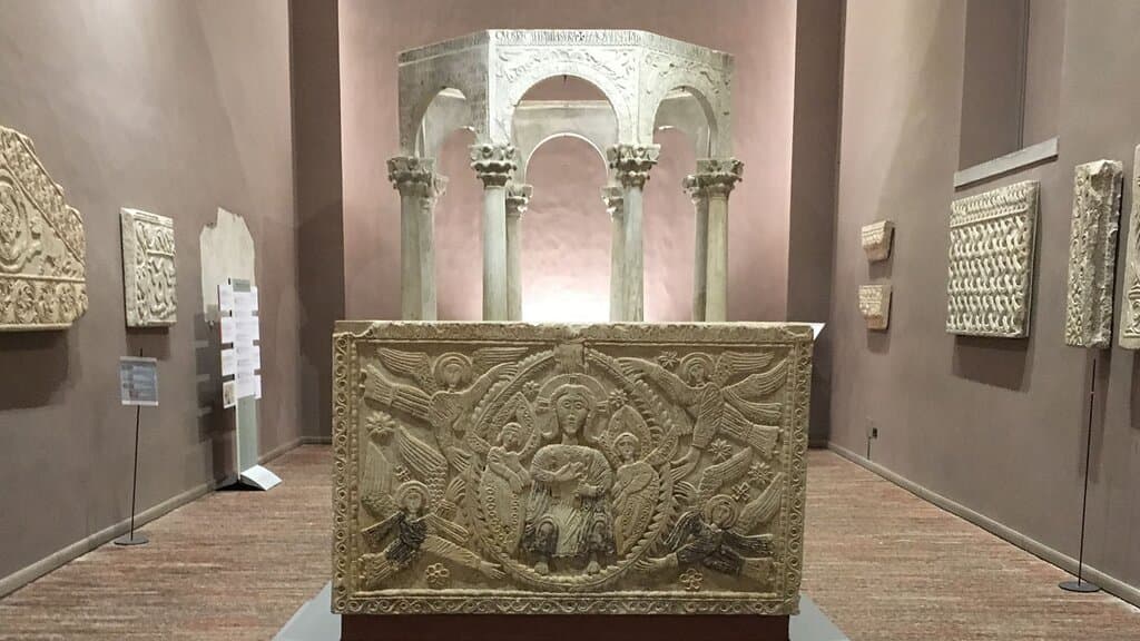 La sala 1 ospita due dei più importanti reperti di arte longobarda, l'Ara di Ratchis e il Battistero di Callisto.