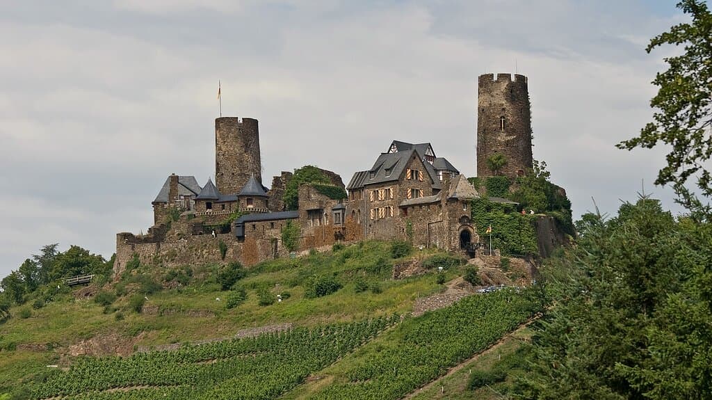 Die Burg Thurant ist ein weithin sichtbares Wahrzeichen und thront majestätisch über dem Weinort Alken, im Landkreis Mayen-Koblenz.