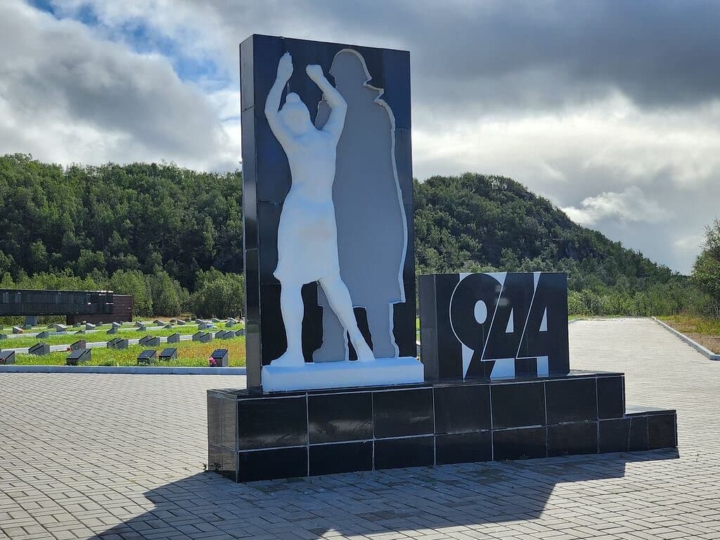Памятники.
