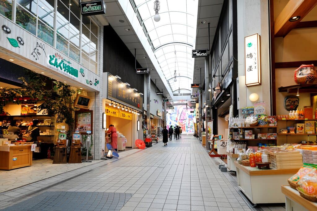通りの両側に観光客向けの店舗がズラリ。アーケードがあるので天候を気にせずショッピングや食べ歩きが楽しめます