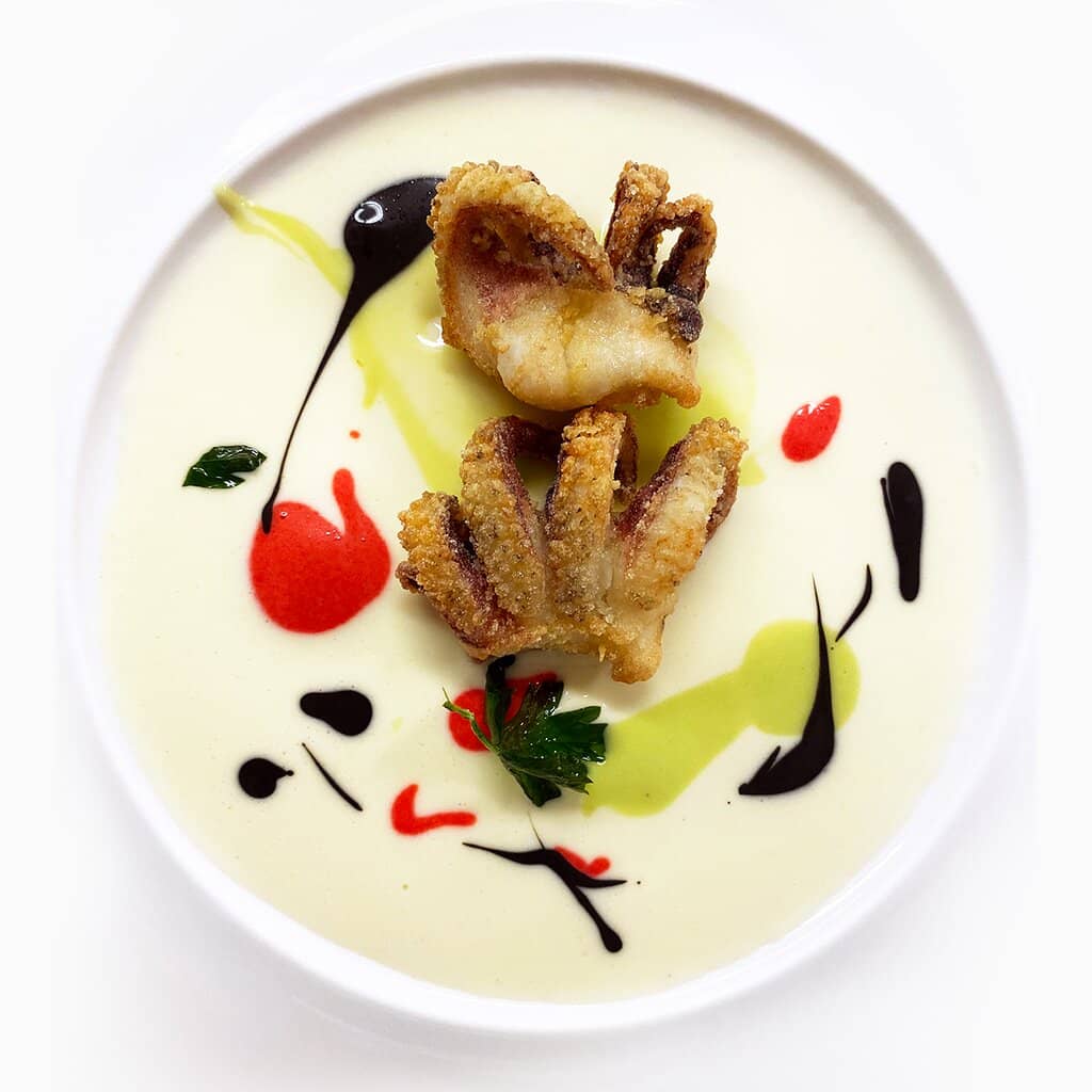 Amuse-bouche di seppia nostrana, rapa rossa, nero di seppia, fumetto e zucchini.