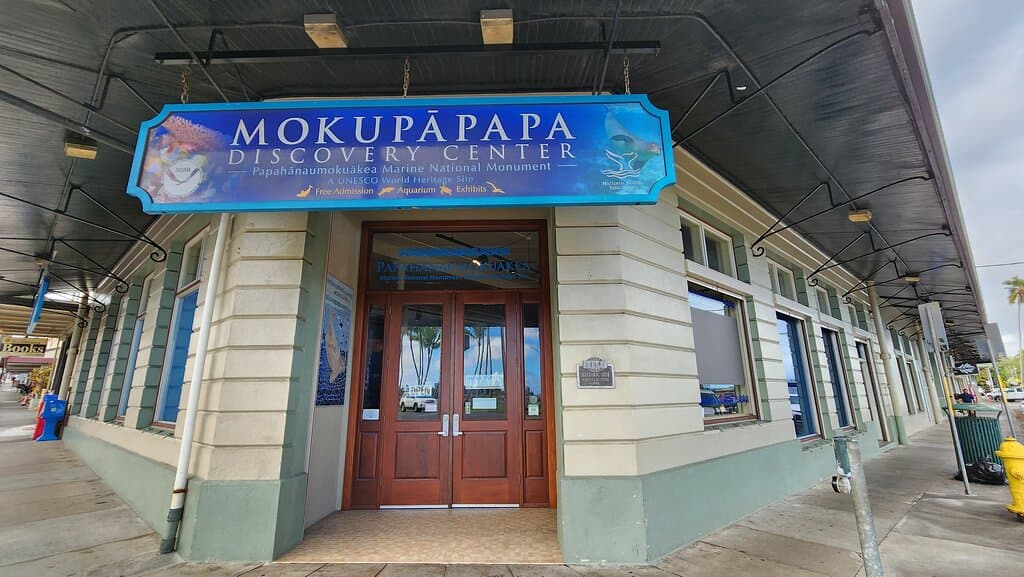The front entrance of Mokupāpapa Discovery Center.