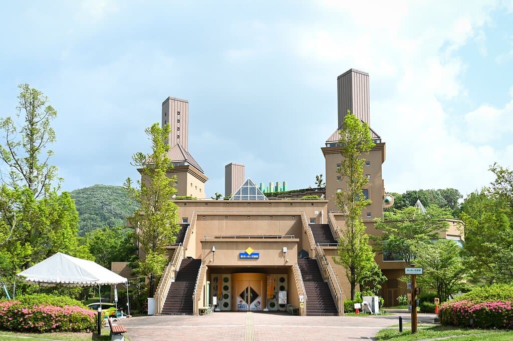 様々な乗り物や、創作体験、親子で1日遊ぶことができる「えひめのこどもの城」。地上約12mの巨大木造アスレチックも誕生した