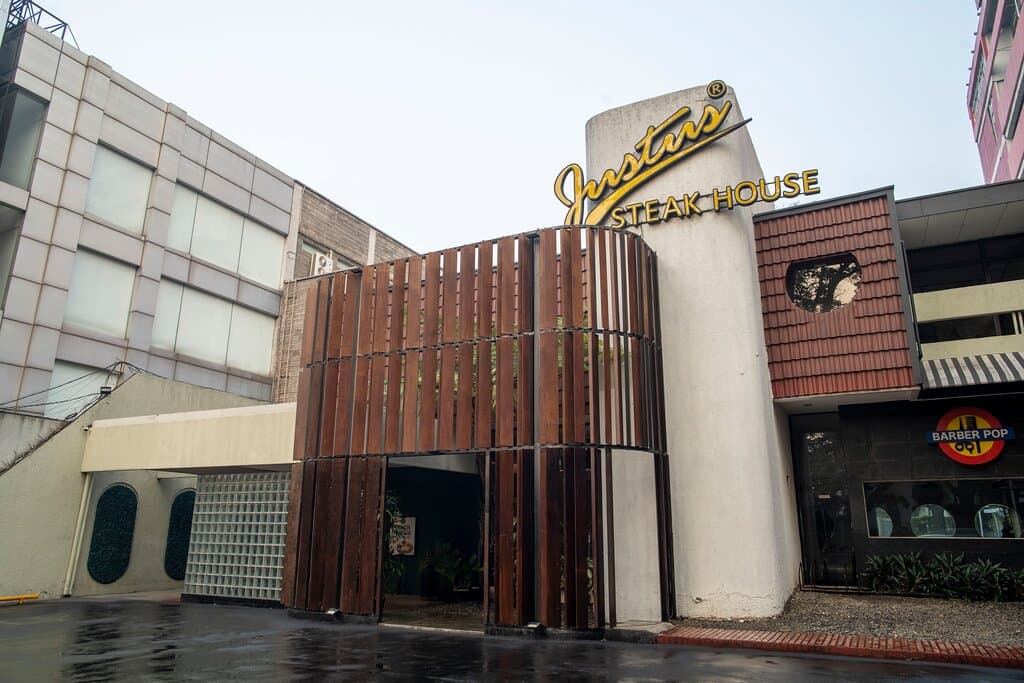 Justus Steakhouse Dago - Tampak Depan