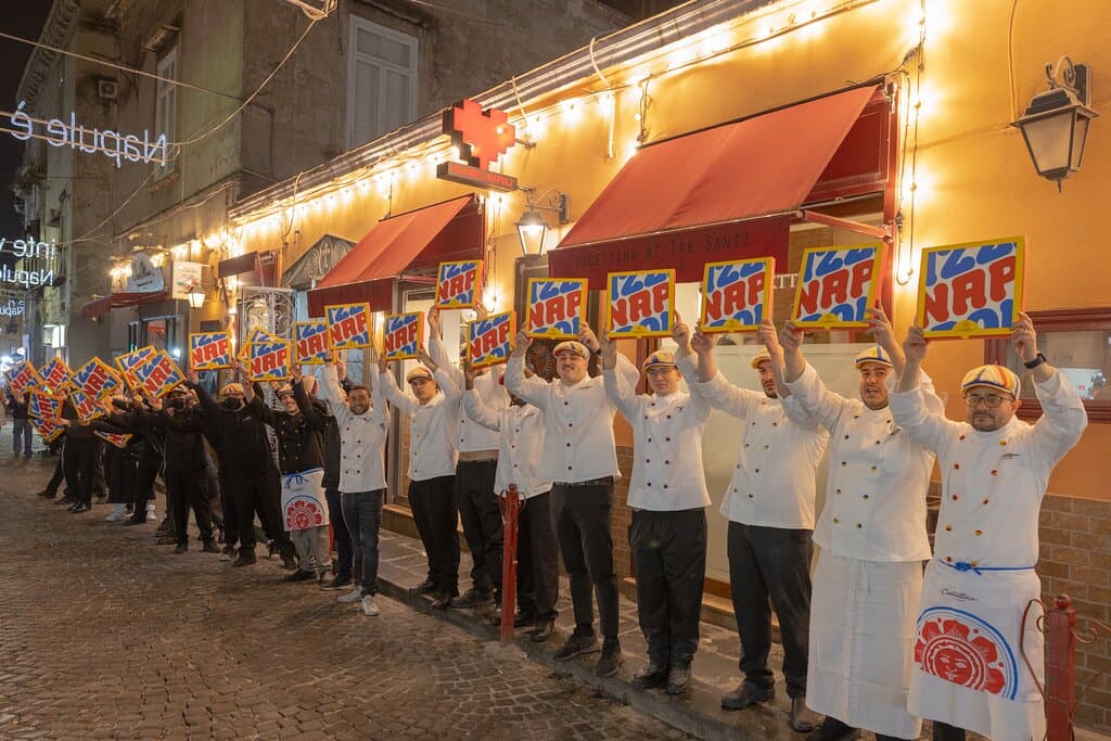 Staff all'esterno del locale