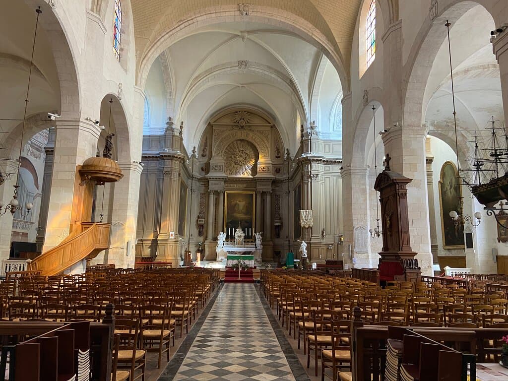 Nave central con bóvedas blancas