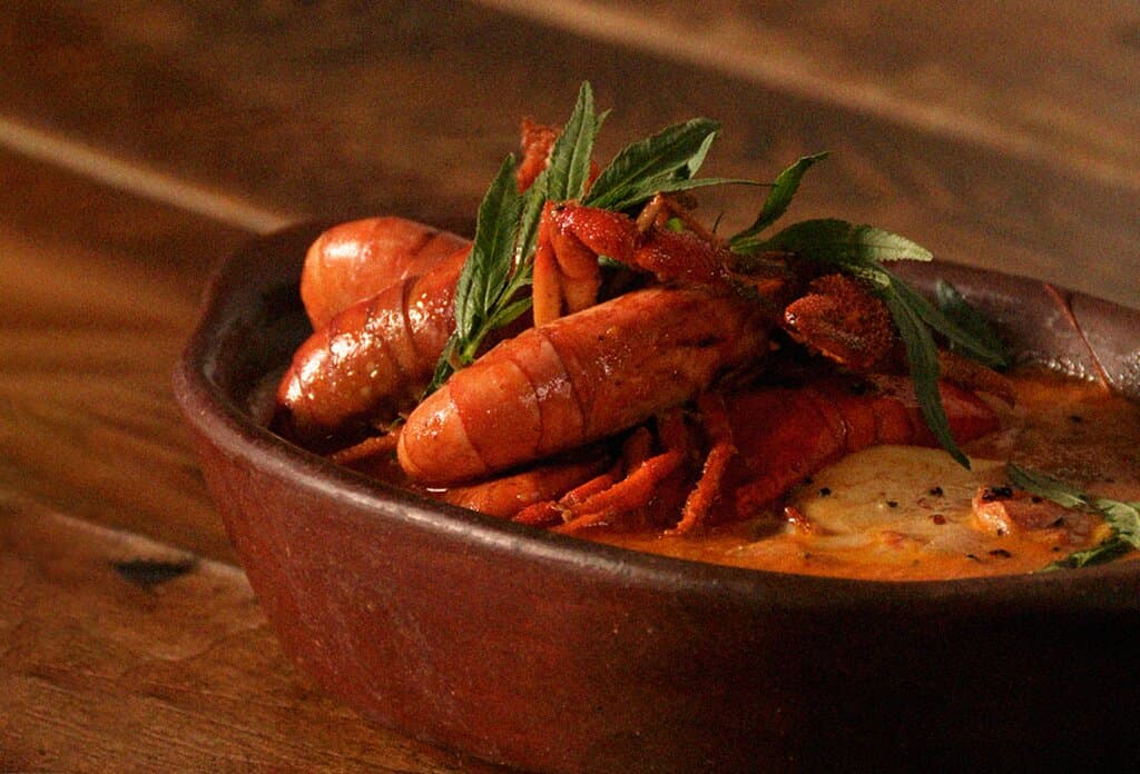 Exquisitez de nuestros valles Arequipeños "Cauche de Camarones" Un regalo para los paladares del mundo, la deliciosa fusión de nuestros Camarones en ají panka, leche, huacatay, cebollas y papas nativas coronadas por sabroso queso arequipeño, no esperes más y ven a nuestras mesas, están servidas.