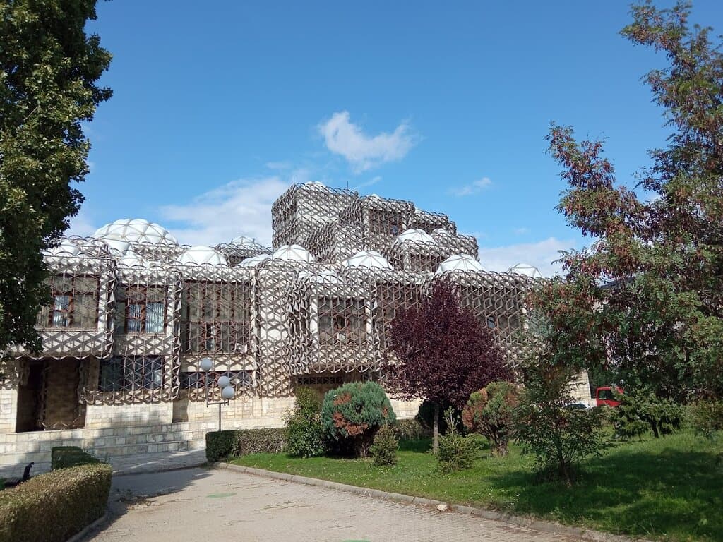 Библиотека Национального университета Косова (разные ракурсы)