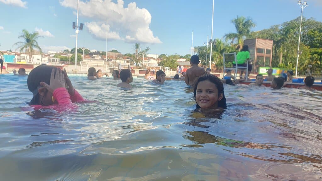 Piscina media Sesc Bauru. Excelente opção de recreação nas férias, além das piscinas tem a brinquedoteca e outras atividades. Sempre que estou na cidade passo pro sesc e minha filha ée 6 anos adora.