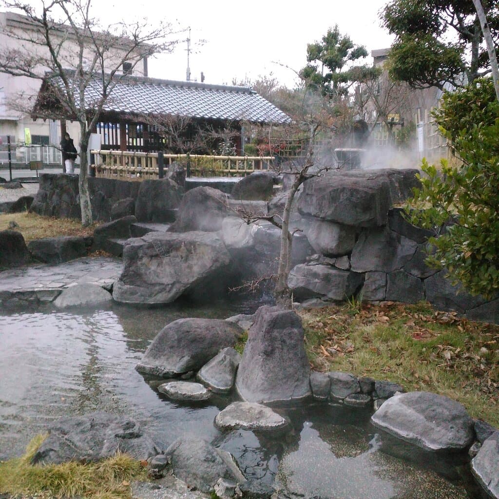 Relaxed!Free foot Spa in the park.
The steam is hot spring, high temperature.
I don't feel cold in the winter.
立願寺公園の中にある無料の足湯です。
広いので、好きな場所でゆっくりくつろげます。
お湯の温度が高かったので、寒い日でしたがポカポカ体まで暖まりました!