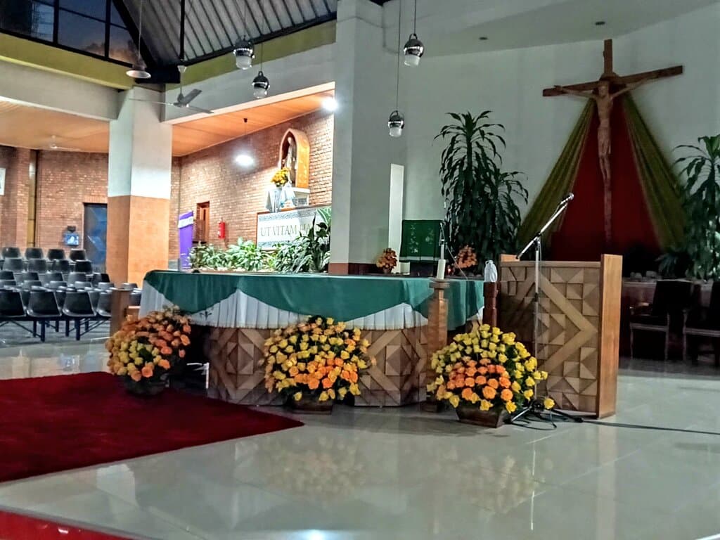 Intรฉrieur Cathรฉdrale Saint Michel, Kigali, Rwanda. February 2024