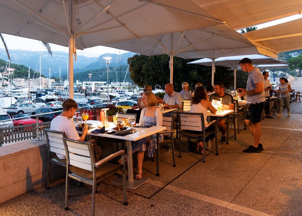 The atmosphere we’re striving for in the evening is relaxed yet special and even romantic