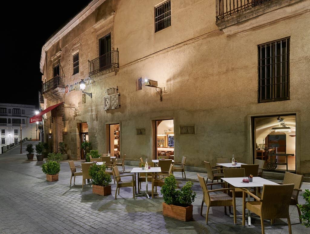 Charming Plaza Location