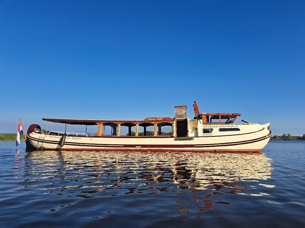 Salonboot de Nieuwe Liefde is een zeer sfeervolle en luxe rondvaartboot voor prachtige rondvaarten door Leeuwarden en haar mooie omgeving. Ideaal voor het vieren van uw verjaardag, familiedag, jubileum, personeelsfeest of teamuitje. Voor van 10 tot 32 personen.