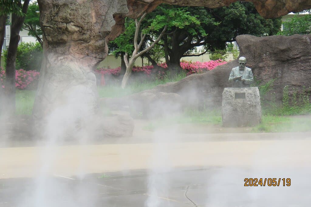 縄文の広場 越しに 眺めた モース像 景観一例