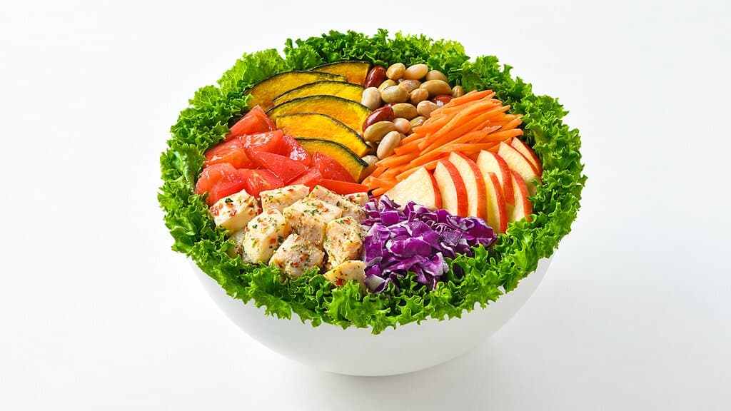 一杯で満足できる、サラダボウル専門店。創業から「国産野菜」にこだわり、日本の農家さんが大切に育てた食材を使って、四季折々の野菜の魅力を広めていきます。 野菜本来の美味しさを感じられるサラダボウルを、是非一度ご堪能ください。