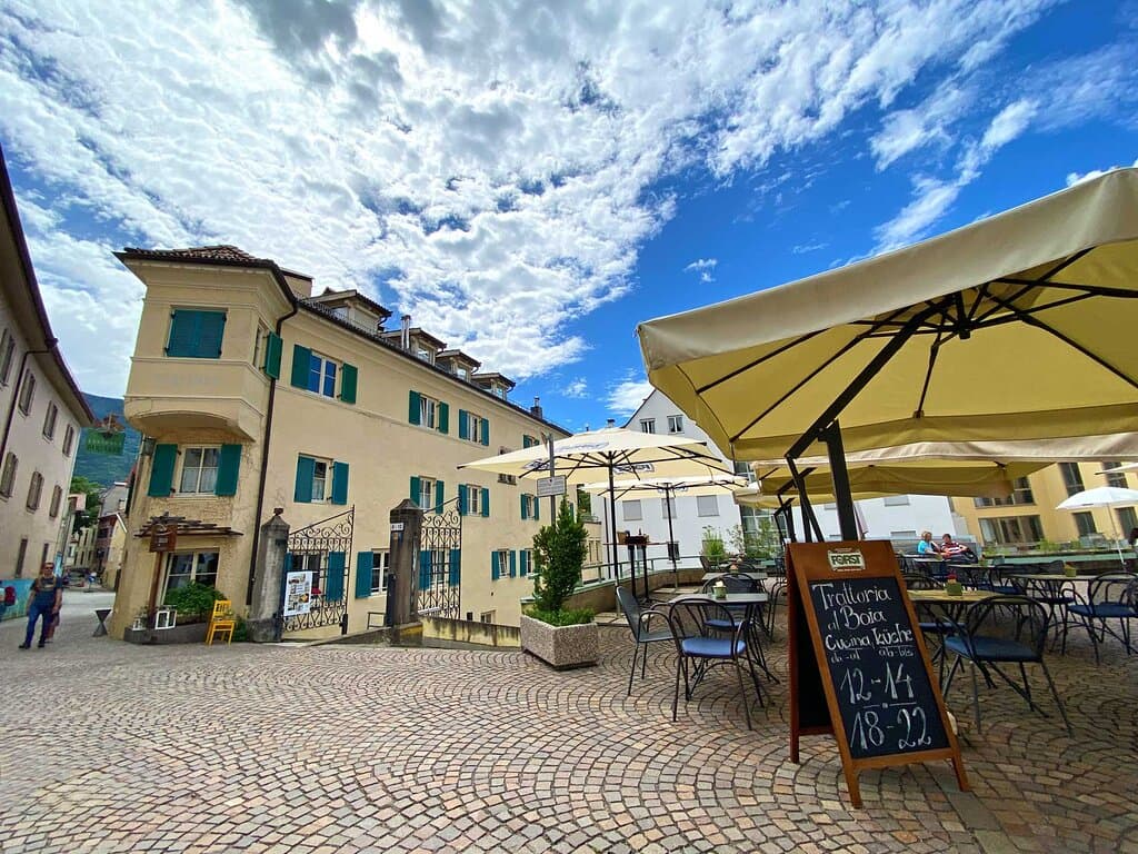 DAS WIRTSHAUS IN DER ALTSTADT VON MERAN. Italienische Gastfreundschaft im ältesten Stadtteil Meran.