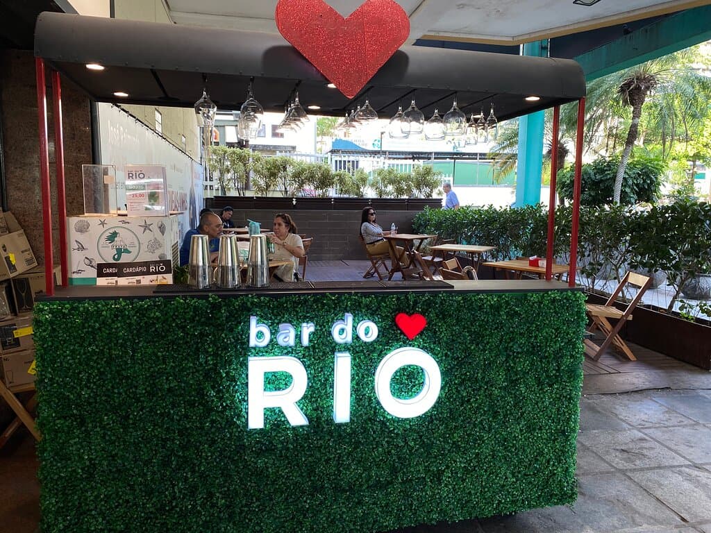 Área externa para consumo e Bar do Rio com drinks clássicos e modernos