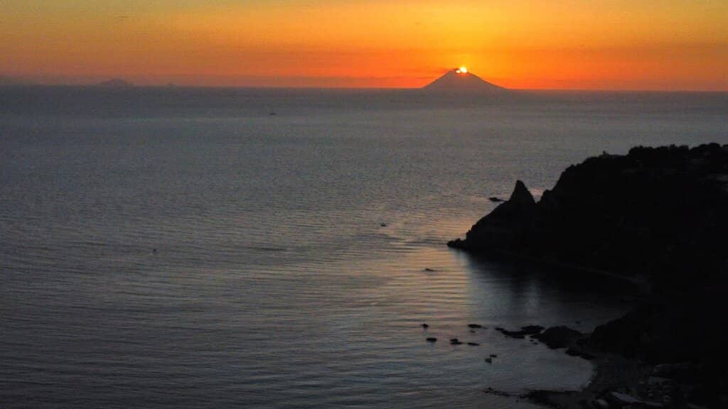 Vibrant Beach Bars & Restaurants