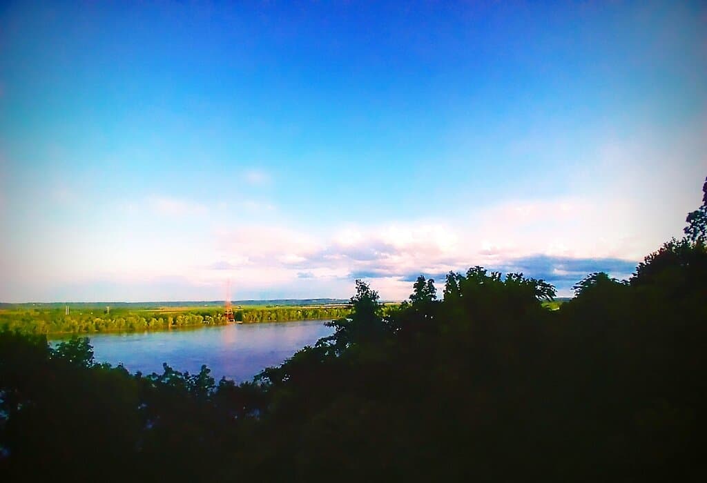 Watch the tug boats and viewing 4th of July fireworks from here is ideal.