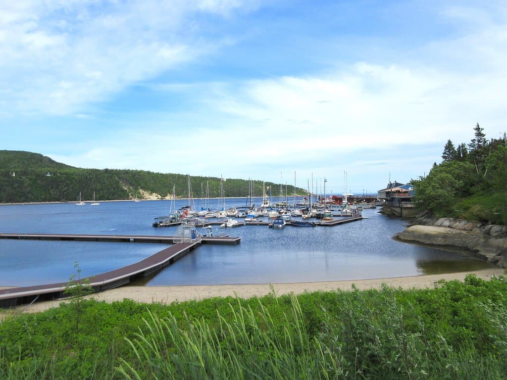 Vue sur la baie de Tadoussac et la marina
