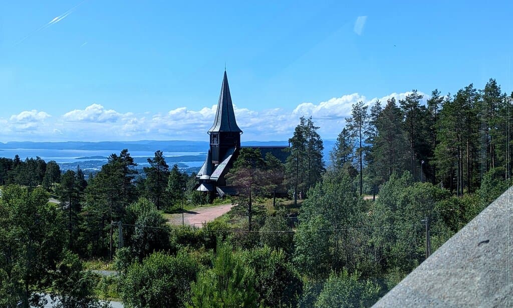 Kirke i stavkirkestil opprinnelig fra 1903. Etter brann i 1992  på nytt innviet i 1996.