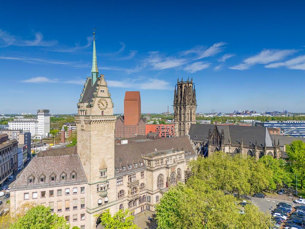 Rathaus der Stadt Duisburg ( Vordergrund) mit Salvatorkirche (rechts) und Landesarchiv (roter Turm).