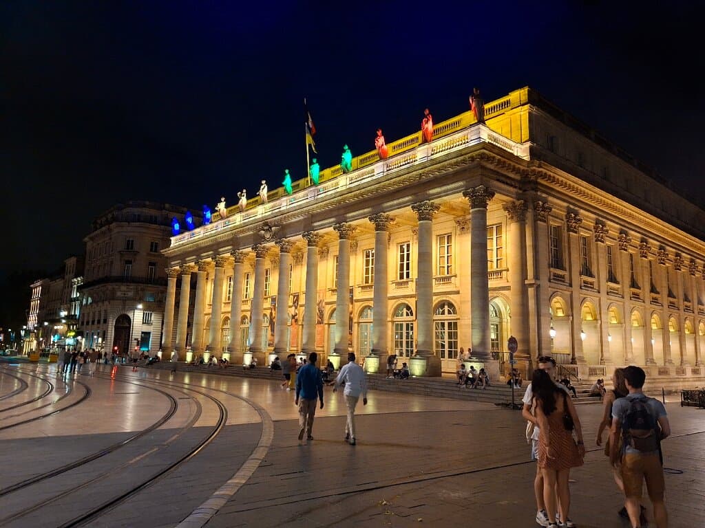 Very nice place to visit in Bordeaux. This is where everyone go I in the evening too. For family or lovers, photos here are a must