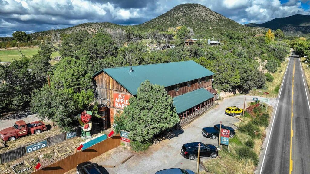 The Old Apple Barn has a beautiful scenic view of the surrounding mountains, and is a short drive from numerous hiking trails and natural wonders!