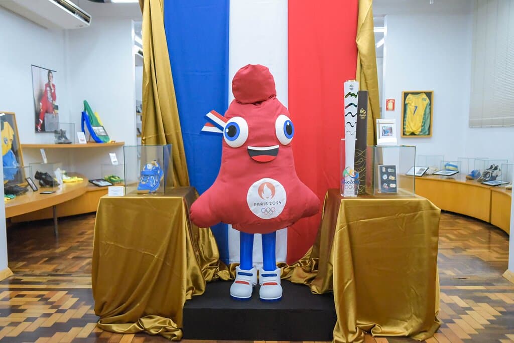Replica do mascote das Olimpíadas de Paris 2024, tênis do Giba e tocha olímpica de 2016