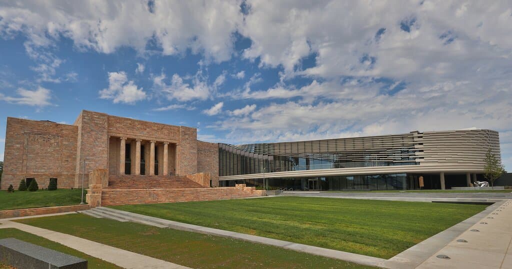 The Joslyn's 1931 Art Deco building (left) and 2024 Snøhetta-designed expansion (right)