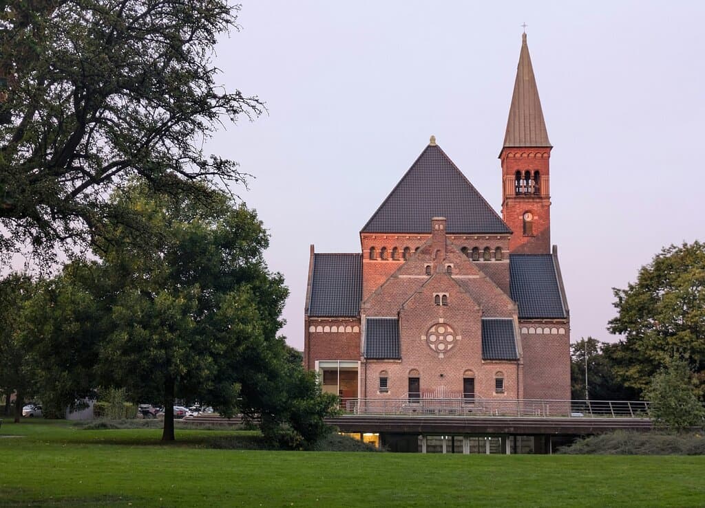 Kirke fra 1902, og Niels Jacobsen var arkitekt.