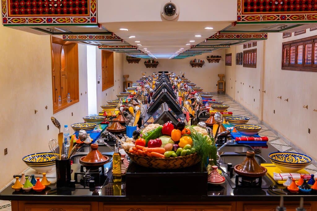 On the second floor of the riad, a reception room, 34 cooking stations and a Moroccan salon await you for a convivial introduction to Moroccan cuisine. A dada, a traditional cook, will reveal to you the secrets of mixing spices, oven baking and the tricks of our savory cuisine. You will also taste the dishes you have made.