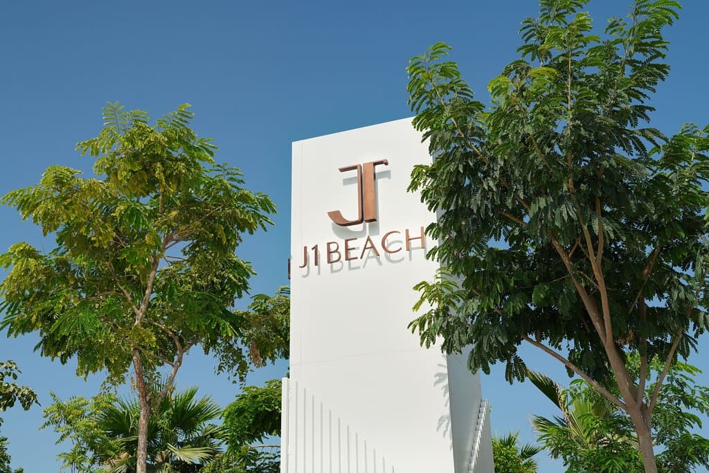 J1 Beach is set to elevate Dubai’s coastline with an urban riviera experience that blends global luxury with laid-back sophistication. Located in Jumeirah, this sea-facing destination features 13 luxury licensed beachfront dining venues. With direct beach access and a focus on culinary innovation, guests can indulge in exquisite flavours while soaking in the stunning coastal views.