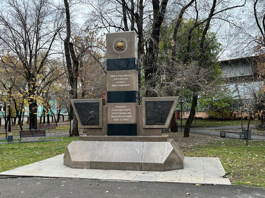 Памятник воинам-ликвидаторам катастрофы на Чернобыльской АЭС в Алматы. Ноябрь 2024 года