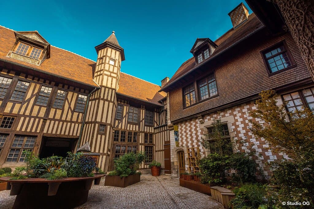 Cour de la Maison de l'Outil