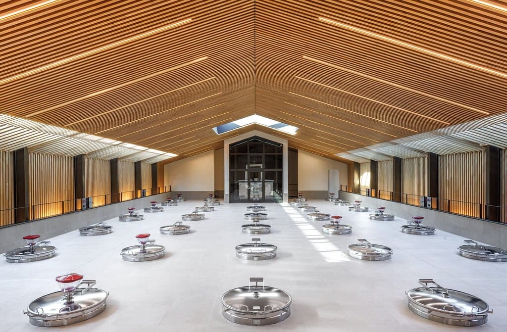 Découvrez son cuvier et ses chais d'élevage.