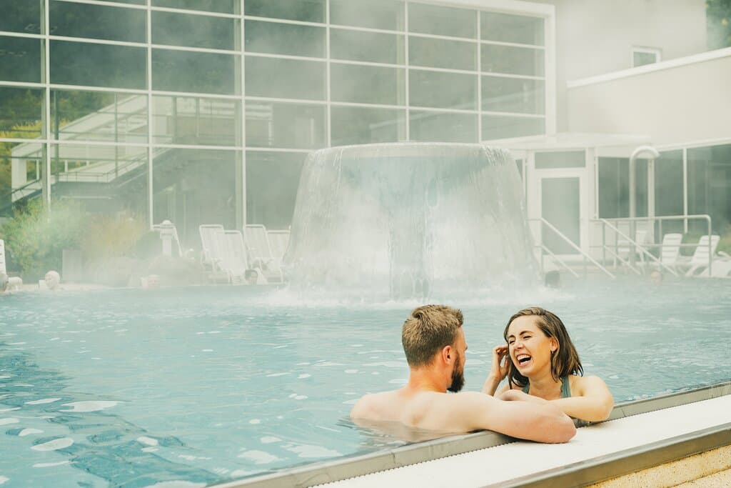 Entspannen im Außenbereich der Paracelsus-Therme.