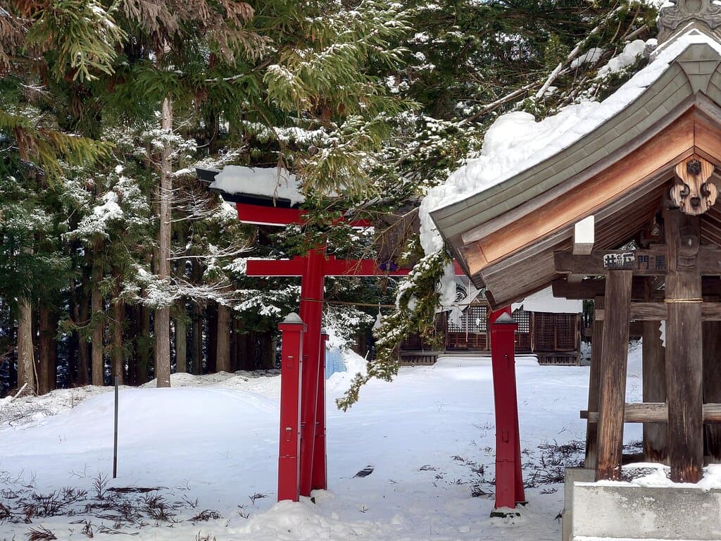 駐車場から少し歩いた村のはずれの神社