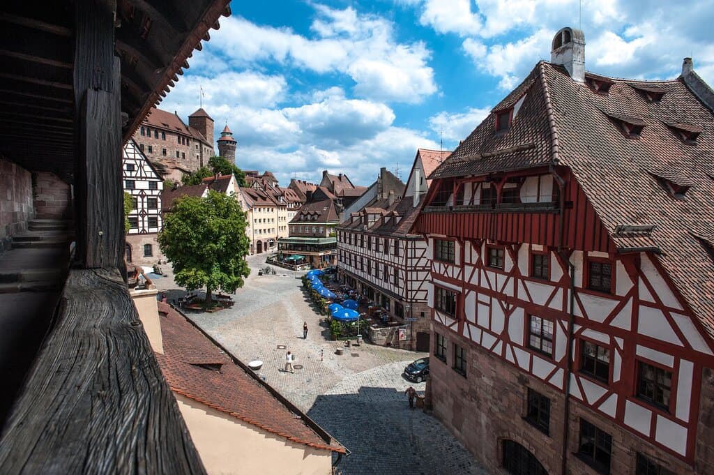 Blick von der Stadtmauer auf das Albrecht-Dürer-Haus am Fuß der Kaiserburg.