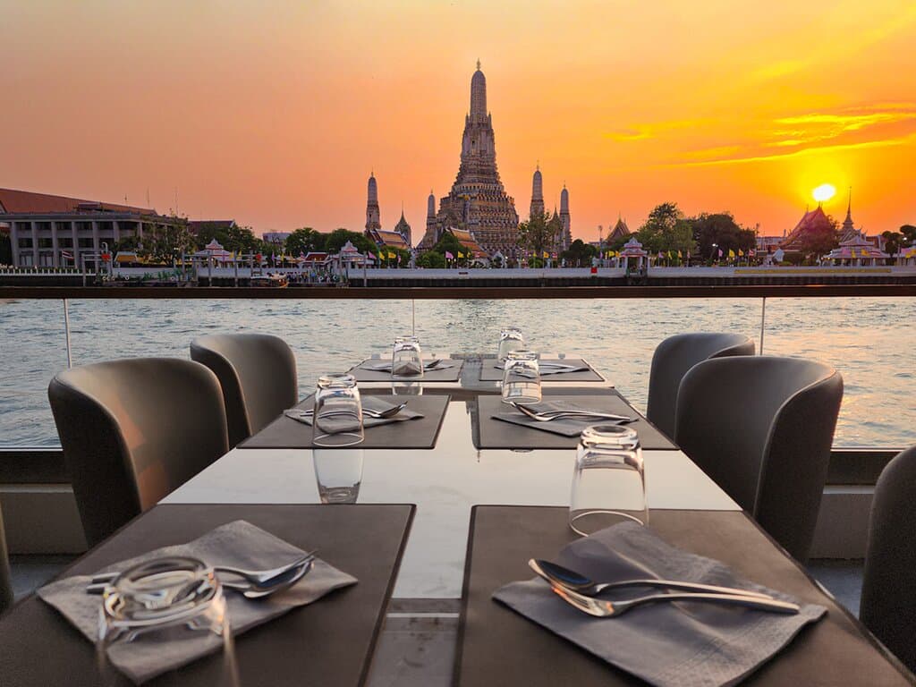 Looking for a top thing to do in Bangkok? Look no further than the Royal Galaxy Cruise! Located at Asiatique The Riverfront, this exceptional cruise offers a delightful blend of dining, entertainment, and breathtaking scenery, making it a perfect Bangkok experience.