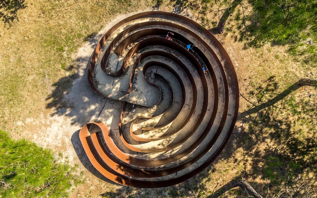 El mayor centro arqueológico de Galicia. Descifra los enigmáticos petroglifos y viaja a la prehistoria en el Parque Arqueológico del Arte Rupestre en Campo Lameiro (Pontevedra). Visitas guiadas, talleres familiares, visitas nocturnas, actividades... Disfruta de nuestros servicios: área de picnic, tienda, máquinas de vending y café, artesanía... No dejes de visitar nuestro centro de interpretación, laberinto, poblado de la Edad del Bronce y estaciones de arte rupestre con más de 4.000 años.