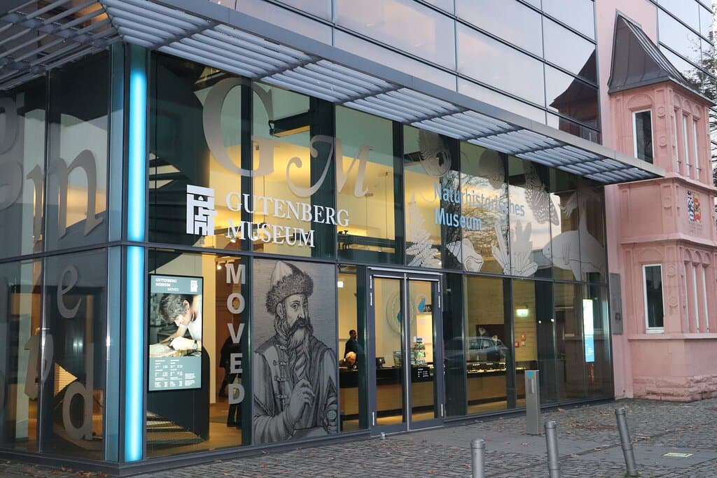 Das Gutenberg-Museum ist eines der ältesten Druckmuseen der Welt. Das im Jahr 1900 gegründete Museum ist dem "Mann des Jahrtausends" Johannes Gutenberg und seinen Erfindungen gewidmet. Am historischen Standort gegenüber dem Dom wird in den kommenden Jahren das neue Gutenberg-Museum entstehen. Bis zur Fertigstellung des Neubaus heißt es: „Gutenberg-Museum MOVED”! In linken Gebäudeteil des Naturhistorischen Museums erwartet Sie die neu gestaltete und interaktive Dauerausstellung. © Gutenberg-Museum Mainz